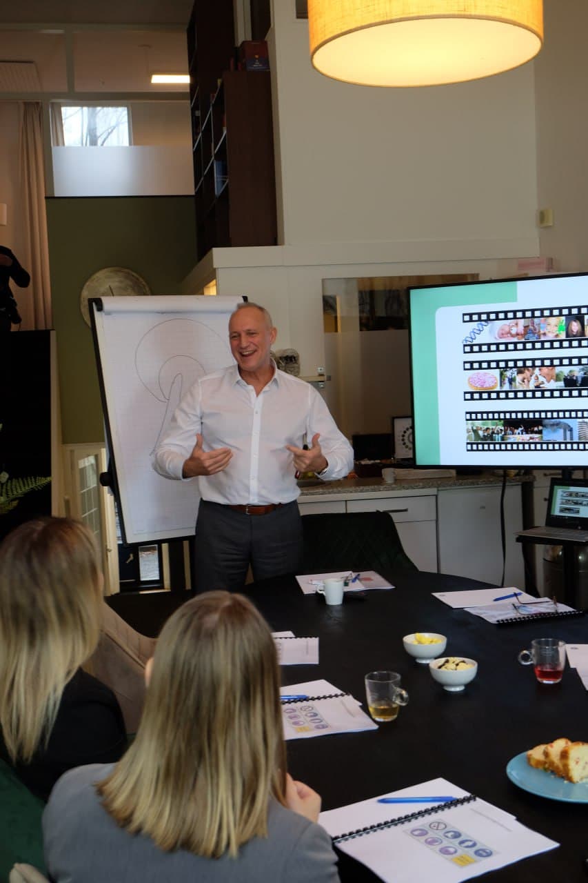 Arjan Warmerdam geeft een training aan een groep deelnemers