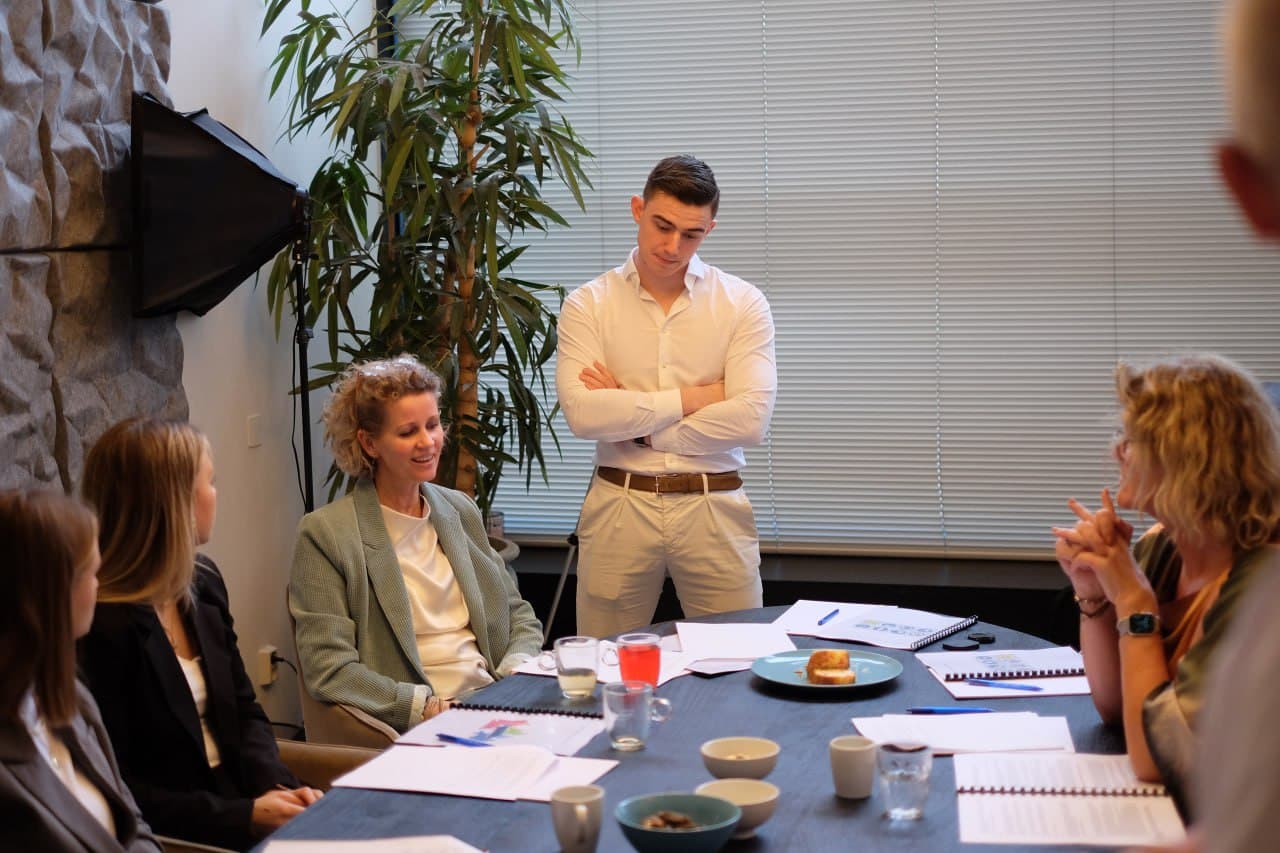 Rick Warmerdam in gesprek met een groep aan tafel